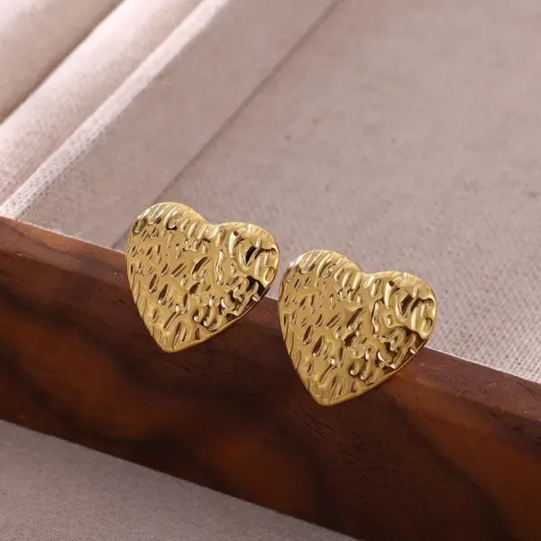 Wholesale 304 Stainless Steel Heart Shape PVD Coated Stone-Free 18K Real Gold Plated Simple Style Classic Style Ear Studs