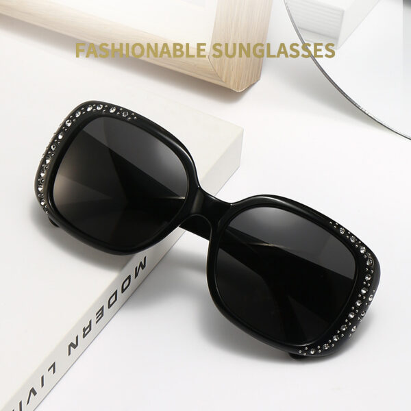 Wholesale European and American new fashion sunglasses with diamond polarized women's glasses trendy retro big face Slimming Factory