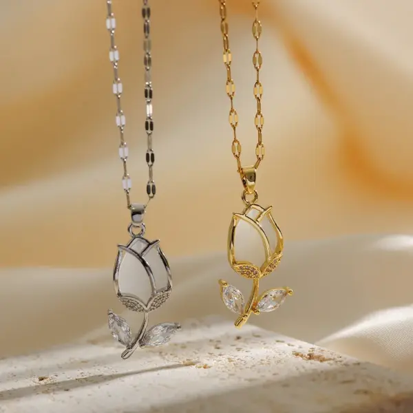 Wholesale Copper Flower Electroplating Rhinestones Copper Plated Simple Style Classic Style Plating Inlay Pendant Necklace