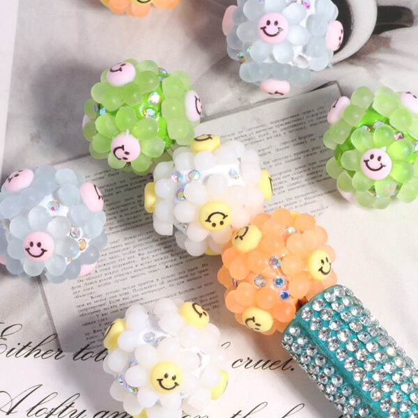 oly-015867c91c61c5ef18c952f5f286ce59 Wholesale Smiley sunflower beads can be strung with straight holes to make DIY phone keychains and jewelry.