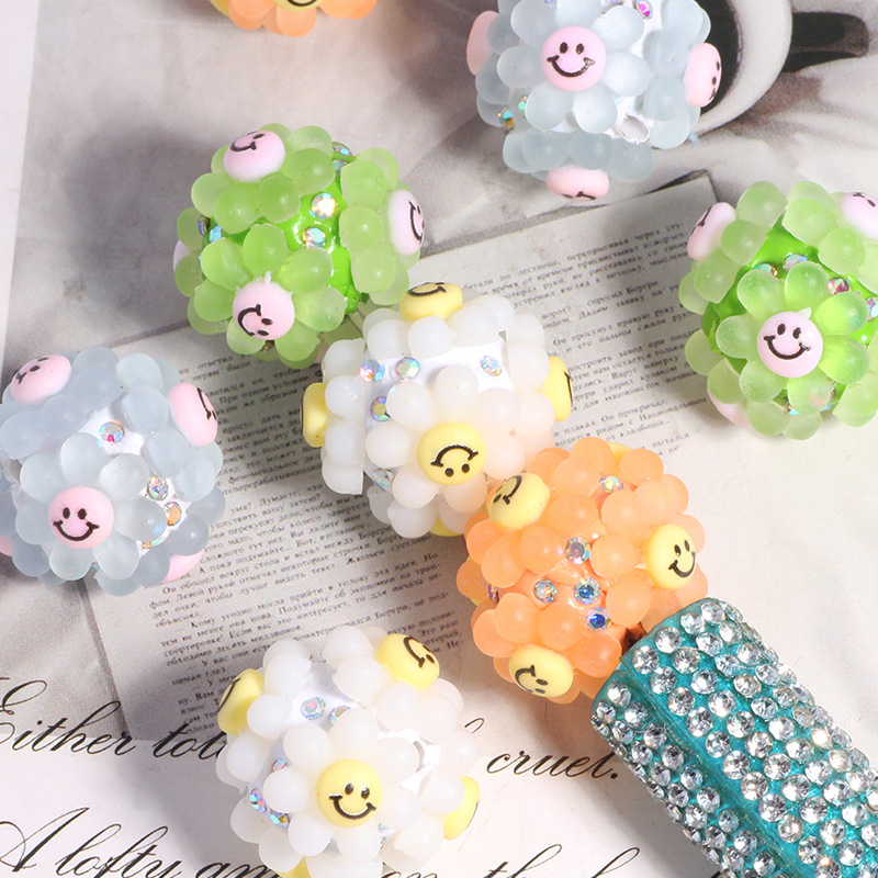 Wholesale Smiley suower beads can be strung with straight holes to make DIY phone keychains and jewelry.