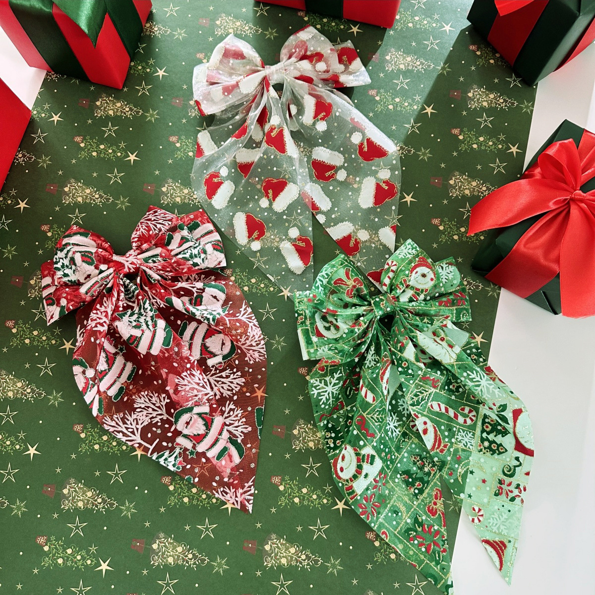 Wholesale Cross-border best-selling Christmas hair aessories, Santa hats, mesh bows, spring clips, snowman hair clips, holiday gift headwear.