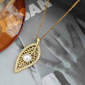 Gold-leaf pearl necklace