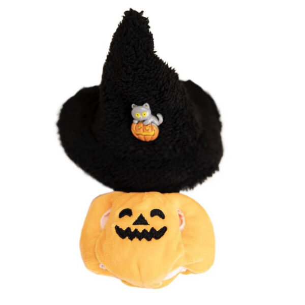 Wholesale Doll clothes keychains, Halloween hats, pumpkin costumes, and dress-up toys.