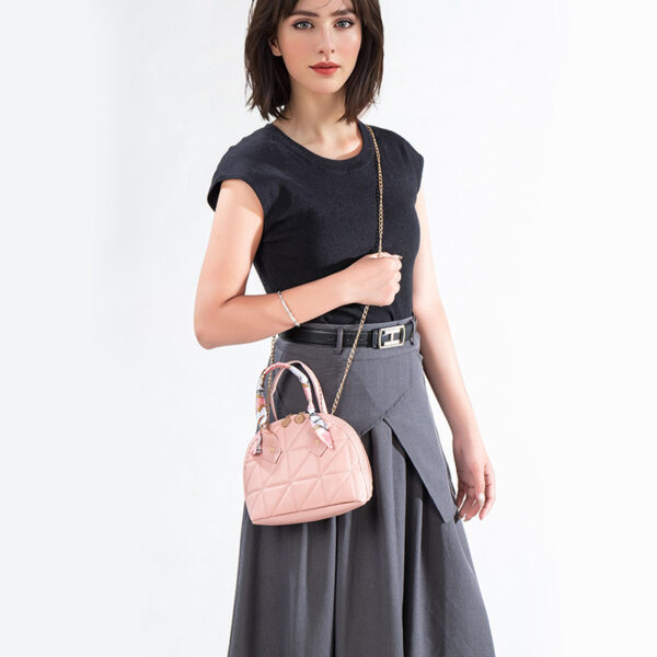 Wholesale Women's handbags 2025 new style, textured niche handbags, shell-shaped, triangular embroidered, cross-border trendy small bags for women.