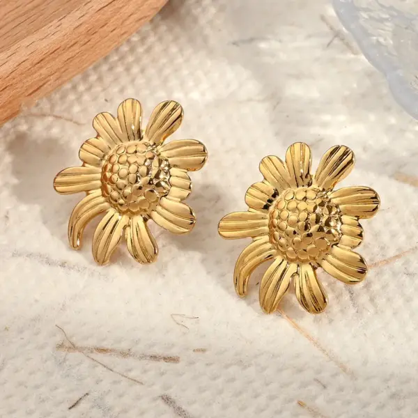 Wholesale Electroplating Golden Plated Sunflower Leaves Flower 304 Stainless Steel Casual Simple Style Polishing Plating Earrings