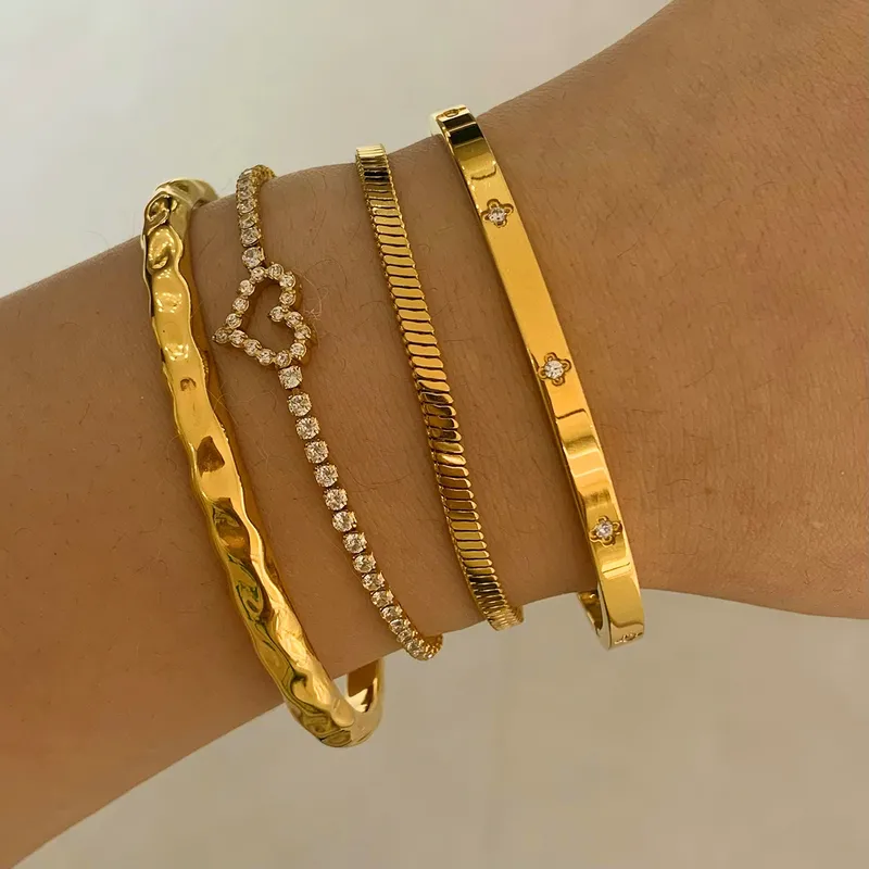 Wholesale PVD Coated Real Gold Plated 16K White Heart Shape 304 Stainless Steel Casual Elegant Waterproof Non Tarnish Bracelets Bangle