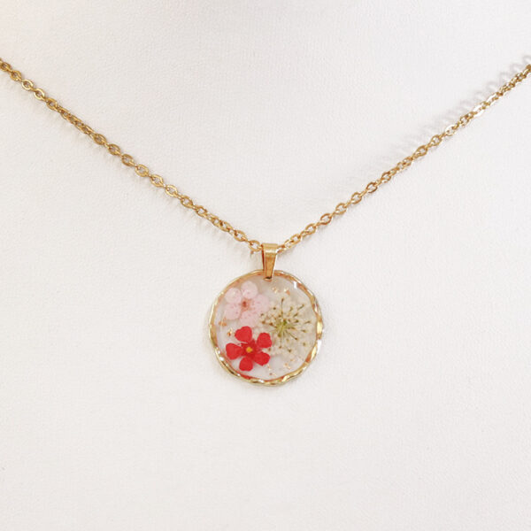 oly-03d1484a4dcebcb7354f3c683f8bb4e7 Wholesale Cross-Border New Irregular Round Flower Necklace Real Flower Immortal Flower Retro Pendant Necklace Source Factory
