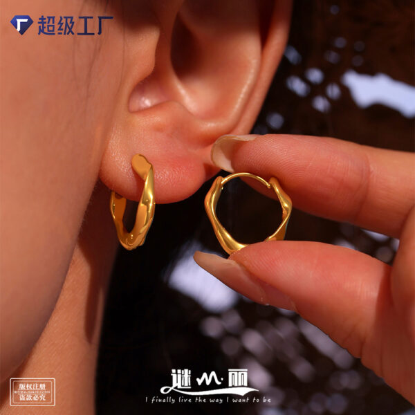 Wholesale Mystery High Quality Twist Ring Ear Buckle Cold Wind Simple Earrings Stainless Steel PVD Electroplated 18K True Gold Jewelry