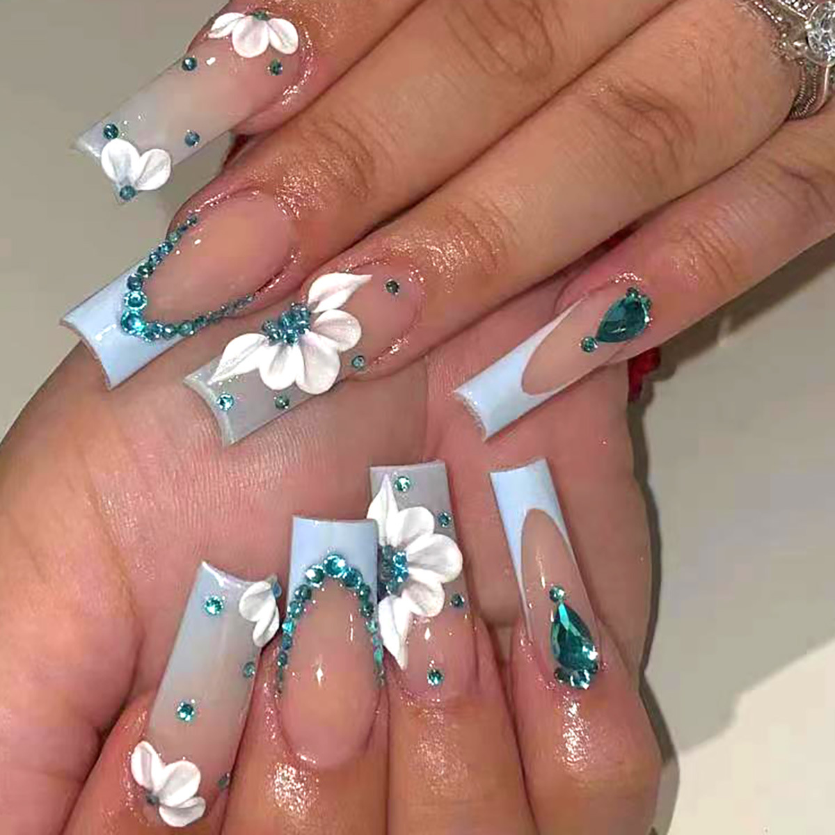 Wholesale Europe and the United States cross-border explosions wear a long ice through flash ill show white false nail patch 24 nail nail nail