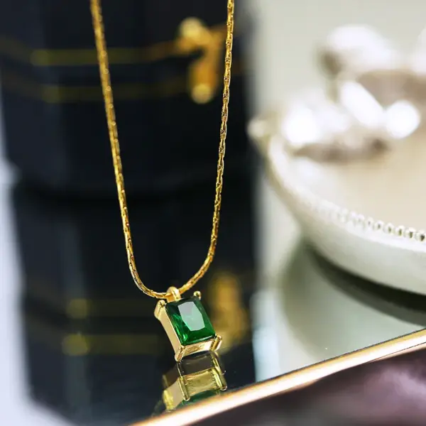 Wholesale PVD Coated Real Gold Plated 18K Gold Square 304 Stainless Steel Vintage Style Simple Style Waterproof Non Tarnish 304 Stainless Steel Pendant Necklace