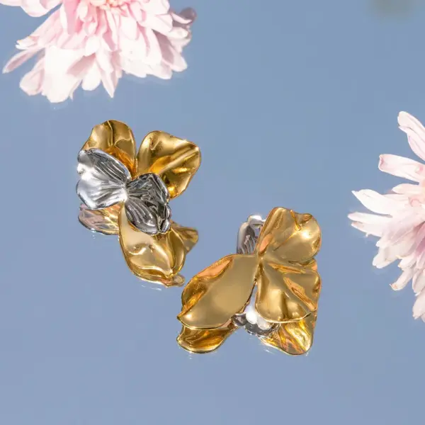 Wholesale Real Gold Plated 304 Stainless Steel PVD Coated Flower Waterproof Non Tarnish Vacation Modern Style Commute Ear Studs For Women's