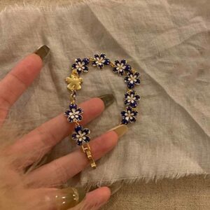 Wholesale High Beauty Value Middle Ancient vintage Light Luxury Niche Retro Exquisite Bracelet Girlfriend Bracelet Flower Design Jewelry