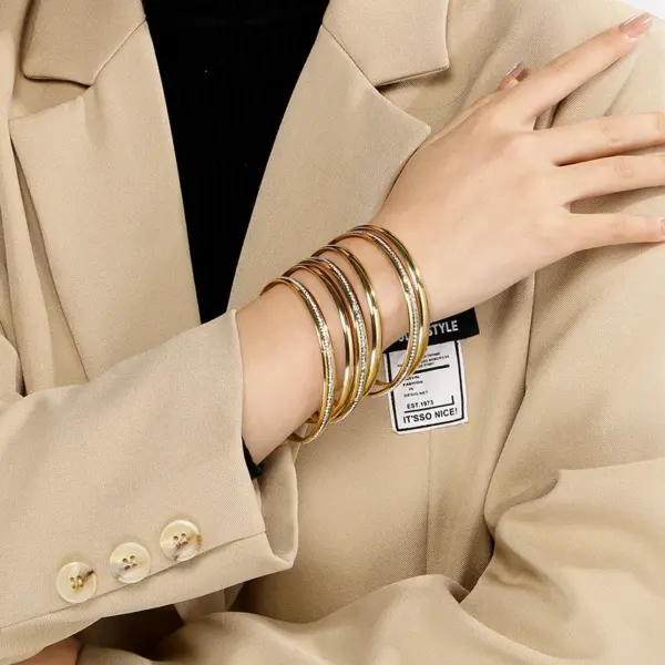 Wholesale PVD Coated 18K Gold Plated Circle 304 Stainless Steel Simple Style Waterproof Non Tarnish 304 Stainless Steel Bangle