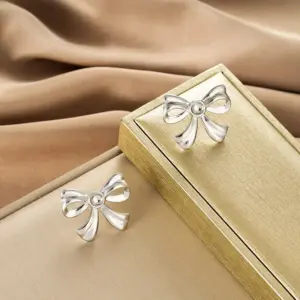E1392-B (a Pair of Silver Ear Studs)