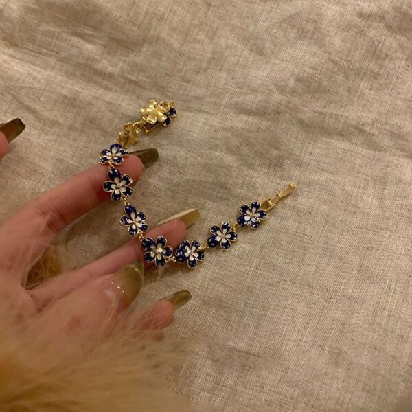 Wholesale High Beauty Value Middle Ancient vintage Light Luxury Niche Retro Exquisite Bracelet Girlfriend Bracelet Flower Design Jewelry