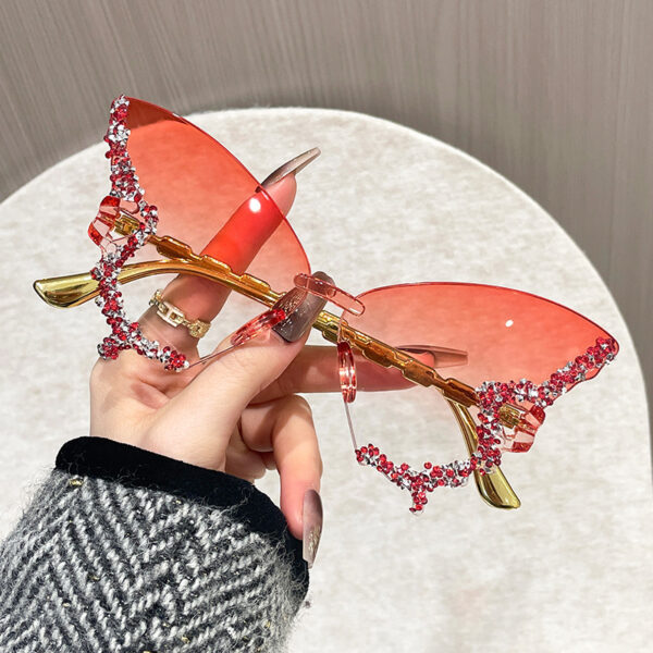 Wholesale Butterfly Sunglasses, Men's High-End, Women's Face-Showing Small Sunscreen Party Dance Style Mirror Catwalk Funny Large Frame