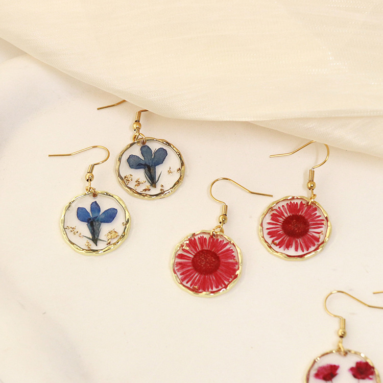 Wholesale Aiwei new resin ied flower irregular round gold earrings creative real flower fashion earrings source factory