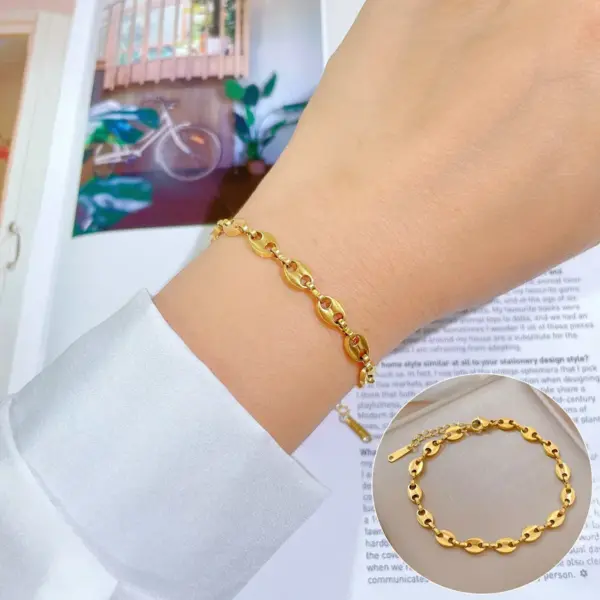 Wholesale PVD Coated Real Gold Plated Pig Nose Titanium Steel Casual Simple Style Waterproof Non Tarnish Titanium Steel Bracelets
