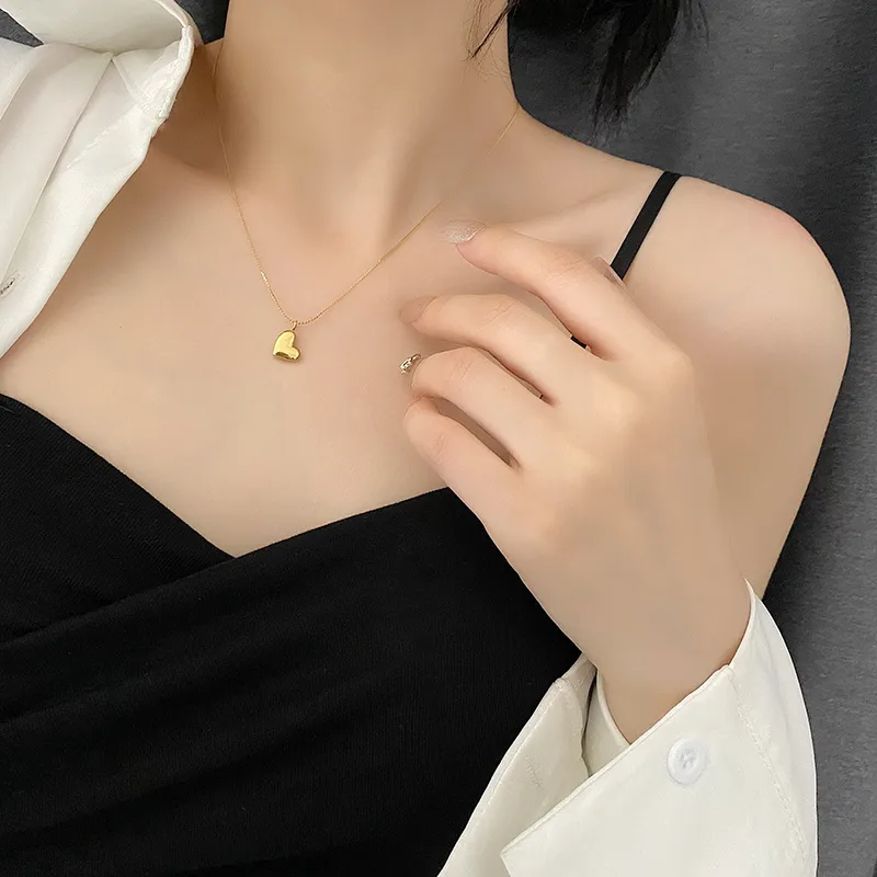 Wholesale Vacuum Plating Real Gold Plated 18K Gold Heart Shape 304 Stainless Steel Simple Style Waterproof Non Tarnish Titanium Steel Necklace