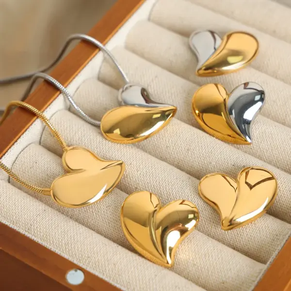 Wholesale 304 Stainless Steel Heart Shape PVD Coated 18K Gold Plated Real Gold Plated Elegant Simple Style Waterproof Non Tarnish Plating Gold Silver Earrings Necklace
