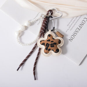 Miu pendant--pearl love chain--leopard print flower-white