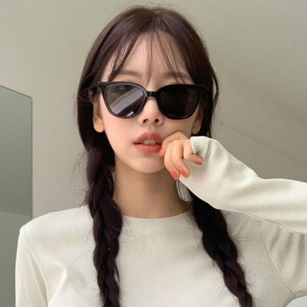 Wholesale Black sunglasses women's high-end sense ins decorative trend vintage glasses Korean wave Street shooting box sunglasses