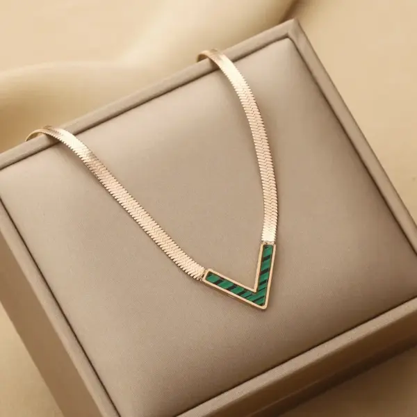 Wholesale Fashion V Shape Titanium Steel Plating Shell Necklace