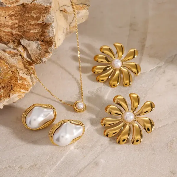 Wholesale PVD Coated Real Gold Plated Geometric 304 Stainless Steel Simple Style Classic Style Waterproof Non Tarnish Jewelry Set