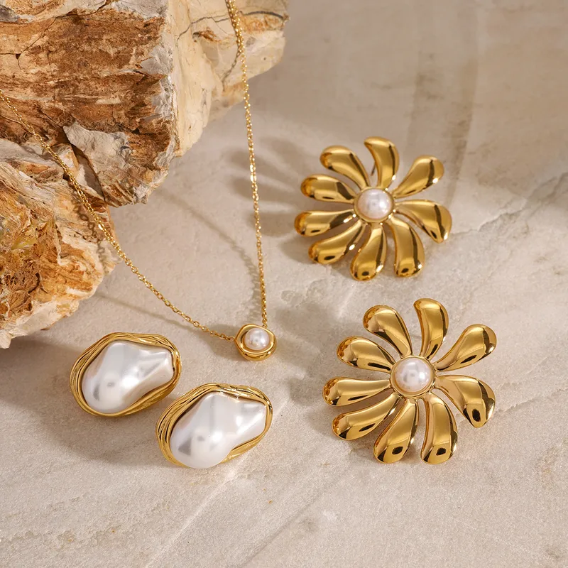 Wholesale PVD Coated Real Gold Plated Geometric 304 Stainless Steel Simple Style Classic Style Waterproof Non Tarnish Jewelry Set