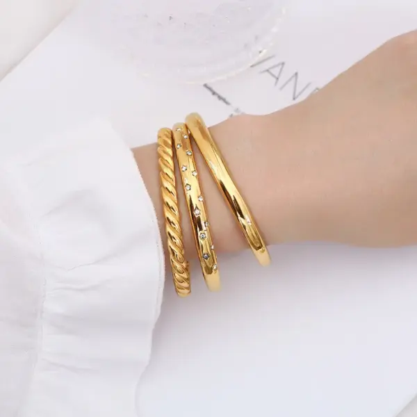 Wholesale Vacuum Plating Real Gold Plated 18K Gold C Shape 304 Stainless Steel Fashion Waterproof Non Tarnish Bangle