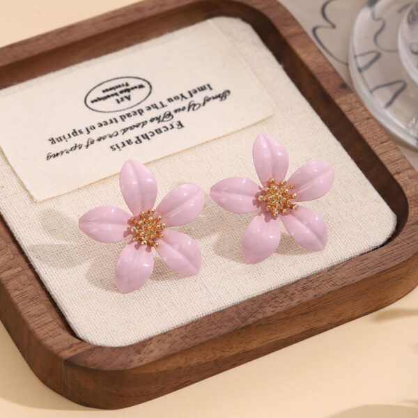 Wholesale 925 Silver Needle Spring and Summer New Arrival Flower Earrings Women's Sweet Girly Elegant Metal Spray-painted Five-leaf Flower Stud Earrings