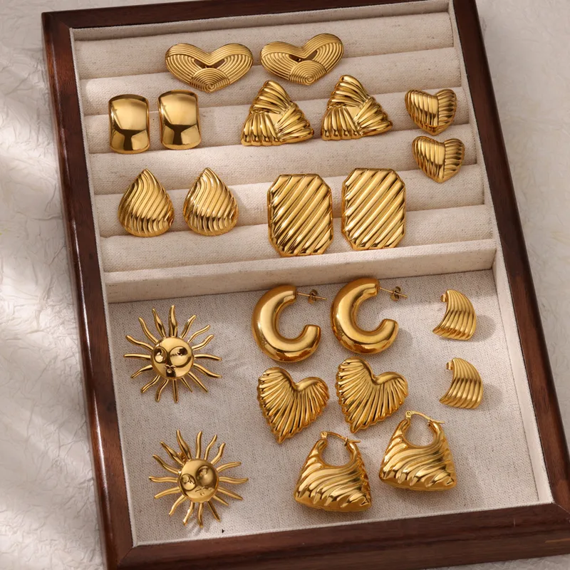 Wholesale 304 Stainless Steel Geometric Heart Shape PVD Coated Stone-Free Real Gold Plated Elegant Simple Style Waterproof Non Tarnish Ear Studs