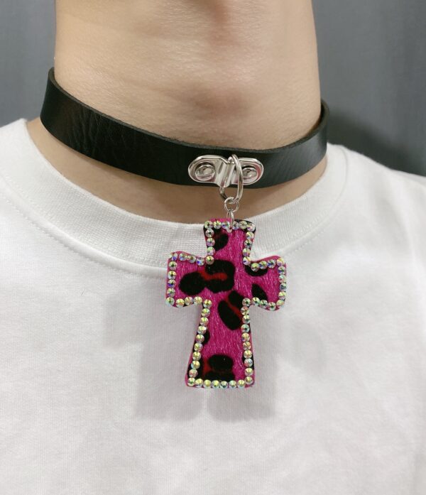 Wholesale Original homemade handmade personalized niche hot girl jewelry genuine leather leopard-print Diamond-embedded cross necklace collar