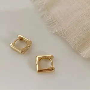 23# D0077 Square Ear Clip / Gold
