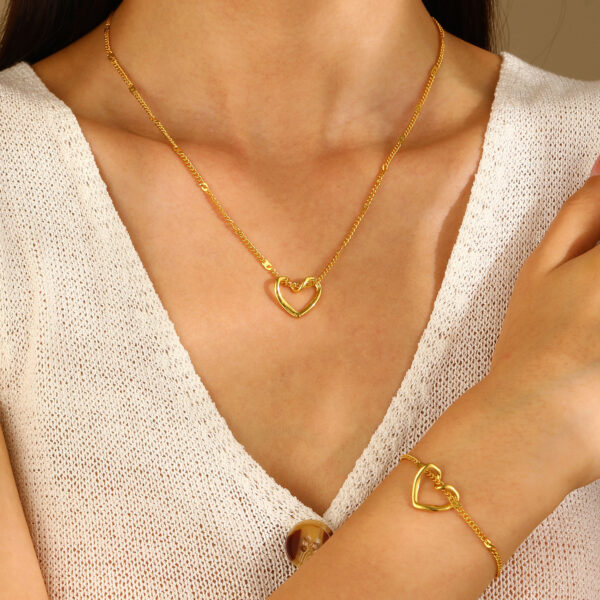 oly-0a77ce2490c42a443aa02218e918c11d Wholesale women's hollow heart necklace bracelet