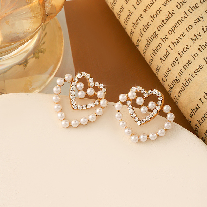 Wholesale Fashionable retro Pearl-inlaid lovely pearl earrings peach heart-shaped light luxury elegant all-match women's hollow earrings jewelry