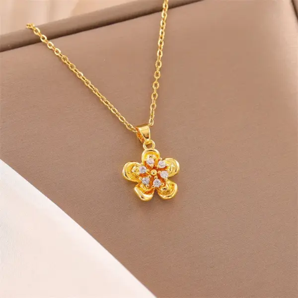 Wholesale Water Plating Vacuum Plating Real Gold Plated 18K Gold Circle Heart Shape Flower 304 Stainless Steel Titanium Steel Simple Style Waterproof Non Tarnish 201 Stainless Steel Pendant Necklace