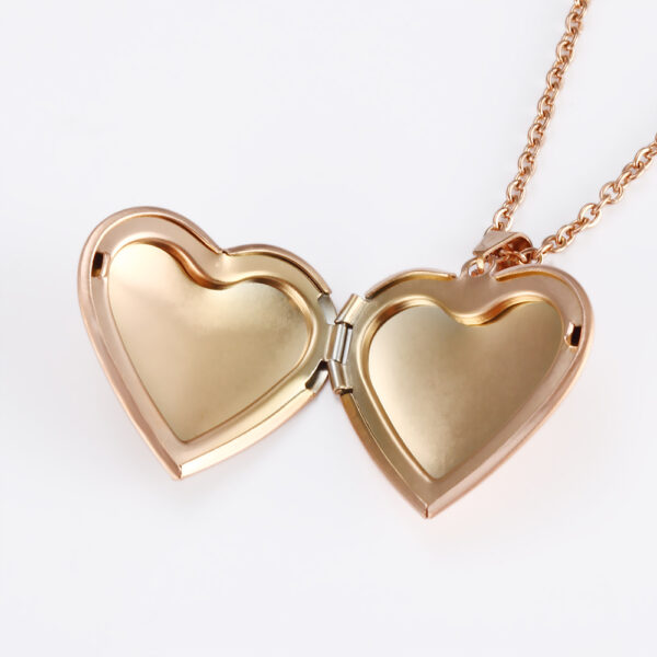 Wholesale Europe and the United States spot ins niche design love phase box pendant necklace opening and closing peach heart smooth photo clavicle chain