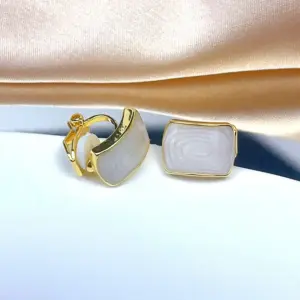 Ej0166 White Semicircle Ear Clip