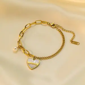 Qye2075 Heart-Shaped White Pearl Bracelet / Gold