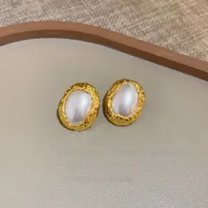 21# Silver Needle pleated pearl oval stud earrings