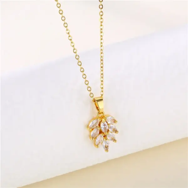 Wholesale Water Plating Vacuum Plating Real Gold Plated 18K Gold Four Leaf Clover Candy Fish 304 Stainless Steel Copper Retro Waterproof Non Tarnish Stainless Steel Pendant Necklace