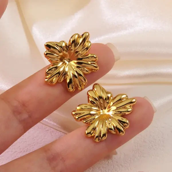 1 Pair Sweet Flower Plating 304 Stainless Steel Imitation Gold Electroplating Ear Studs