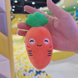 Big Eye carrot + bead chain / 12cm