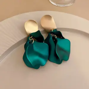 26# Silver Needle-Dark Green Pleated Rose Flower