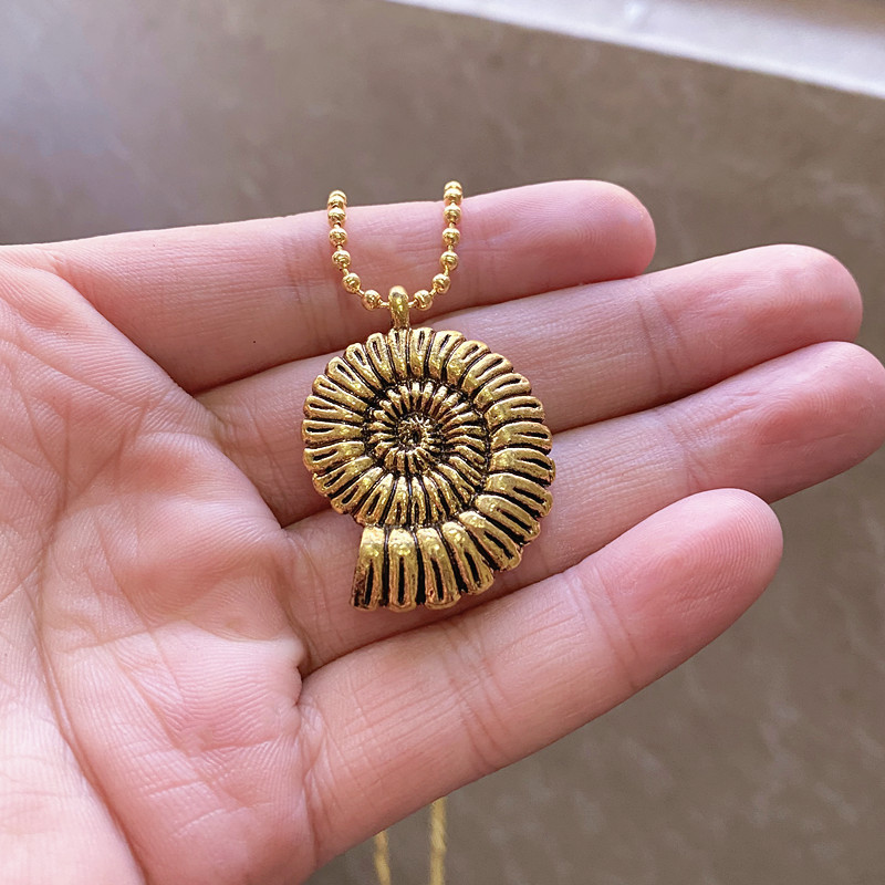 Wholesale Marine Life Pendant Creative Personality Design European and American pular Retro Alloy Conch Aessories Pendant Necklace