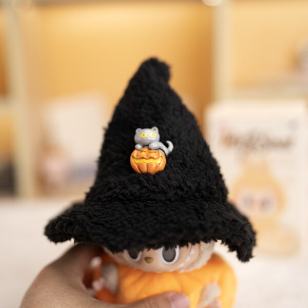 Wholesale Doll clothes keychains, Halloween hats, pumpkin costumes, and dress-up toys.
