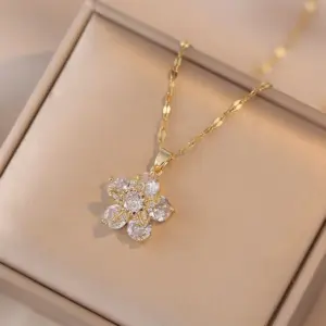 X1590 White Flower Necklace