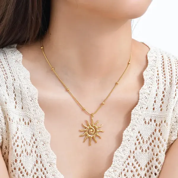 Wholesale Sun Pendant Stainless Steel Women's Jewelry Set Necklace And Earrings Trendy Design Casual Occasion Four Seasons Versatile